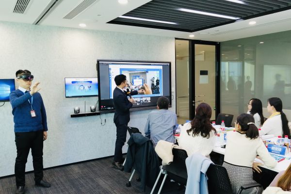 Data Center has a Magic Door, China Entercom Launches DataHOUSE AR Remote Hand Service (Chinese only)