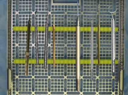 參賽者設計機器學習模型，辨別、定位及點算醫院手術室中的醫療工具，不少工具置於盤內，即使肉眼亦難辨別。