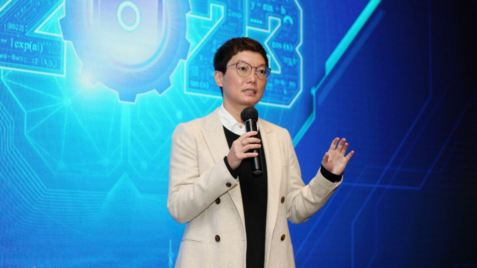 [Insight into the Future] Digital Transformation builds up a security barrier, Advanced artificial intelligence captures valuable data (Chinese Only)