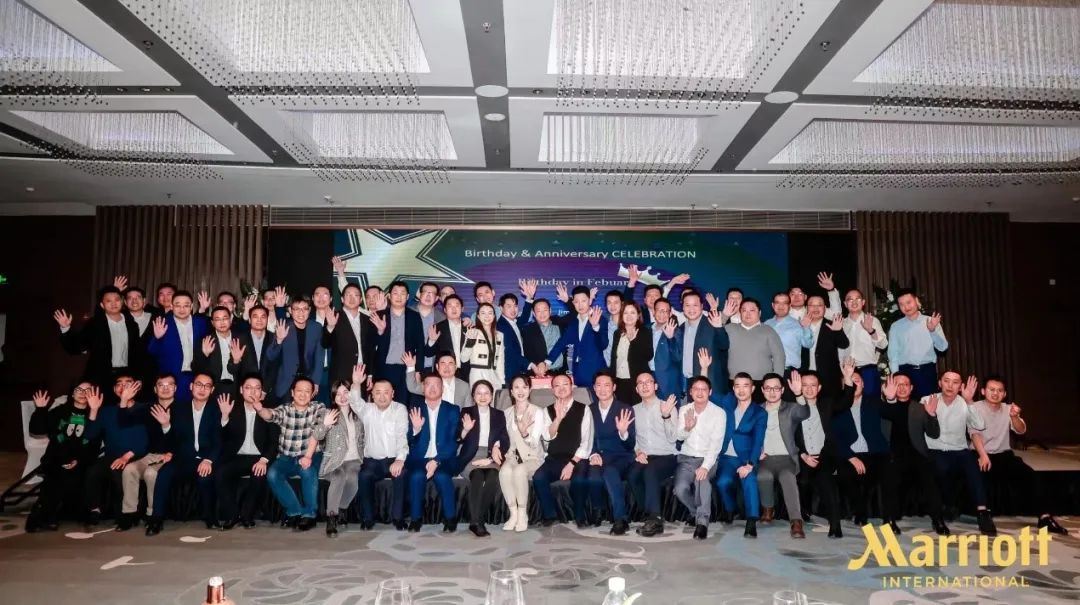 中企通信高级区域销售经理李海川携销售代表与万豪IT负责人合影